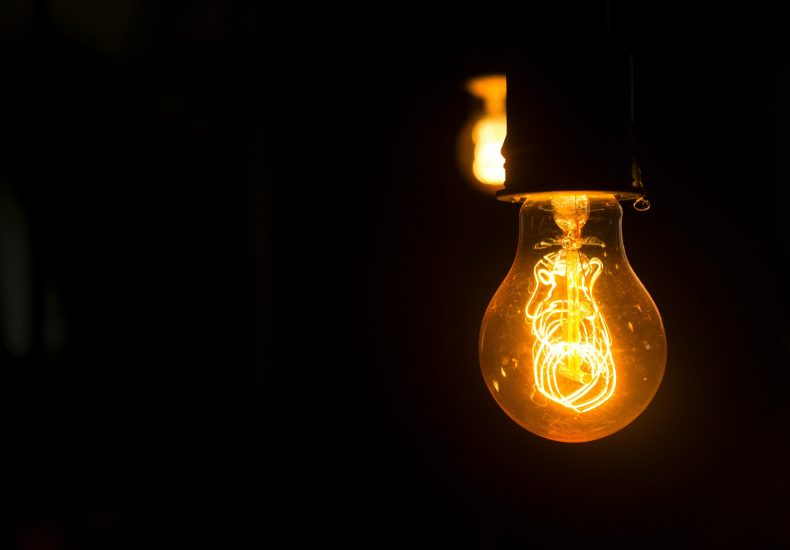 Ilustrasi lampu yang dinyalakan oleh genset