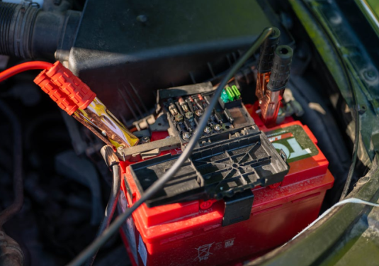 Jual Aki Mobil Jakarta Barat dengan layanan cek dan ganti aki mobil di bengkel profesional